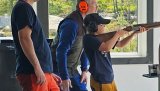 Her ser vi Jon Kristen Bosvik( med orange øreklokker) i funksjon. Han er en av våre nykommere som standplassleder/hagledommer