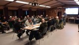 Fullt hus og spent stemning under trekning av terreng på harehundprøva mellom Andebu Jeger og Fiskerforening og Sandefjord Jeger og Fiskeforening.