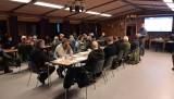 Fullt hus og spent stemning under trekning av terreng på harehundprøva mellom Andebu Jeger og Fiskerforening og Sandefjord Jeger og Fiskeforening.