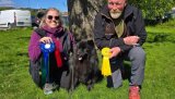 Elisabeth Cesilie Waksvik med sin Svenske Lapphund «Svartbjørnen av Vintervidda» og Geir Morten Haare..