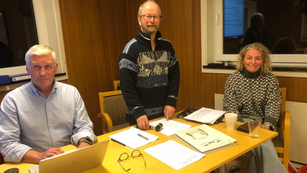Trond Nerdal, Geir Uno Dreng  og Wenche Evensen med full kontroll på gjennomføringen av et hyggelig årsmøte.
De to førstnevnte er for gamle ringrever å regne, mens Wenche nå er i gang med kasserejobben for to år. Hun har vikariert for Marie Johansen en tid.
