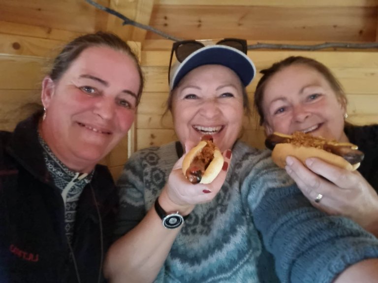 Tre glade jenter griller i bua på Malerød!