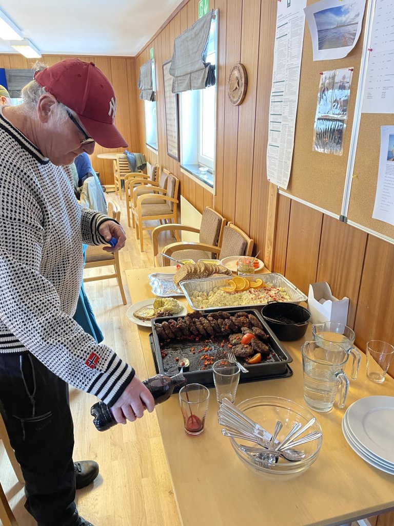 En representant for gråhårsgjengen er i gang med å forsyne seg grovt av godsakene.