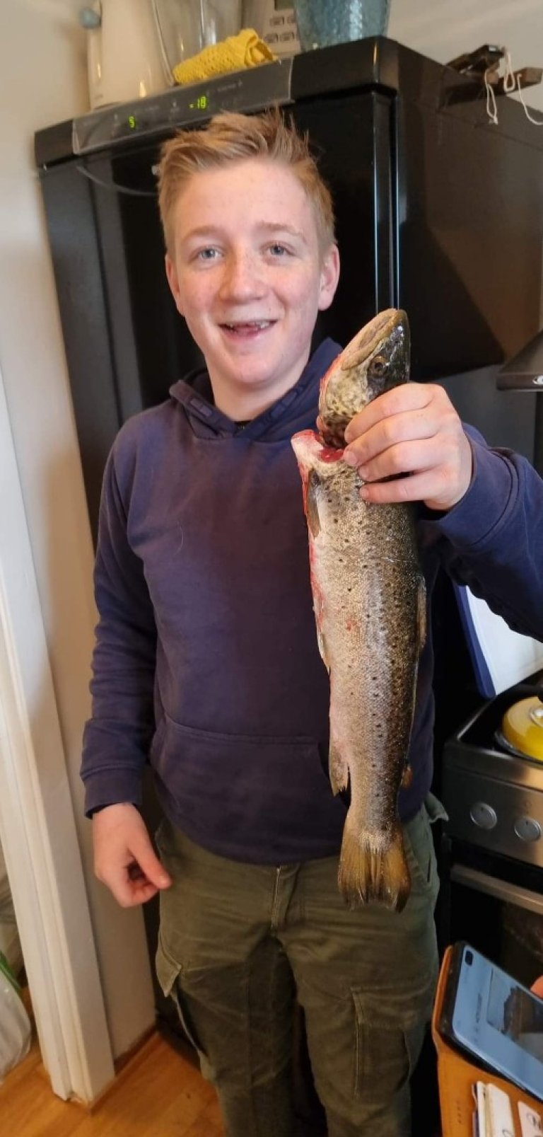 Sebastian med flott sjøørret på 1, 2 kilo. Rimelig gira.