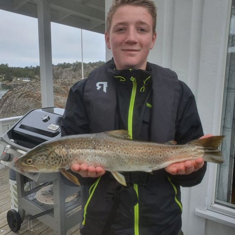 Sebastian med flott sjøørret på 1, 2 kilo.