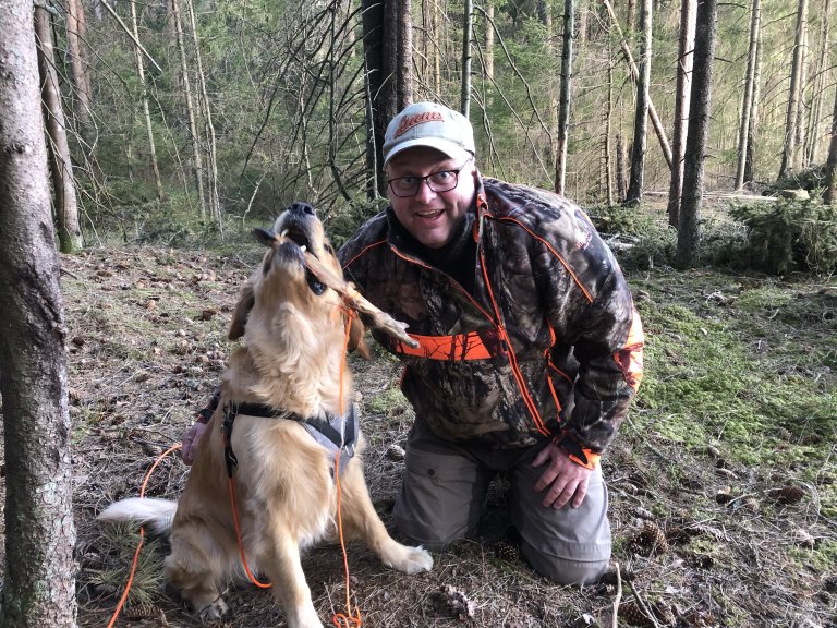 Marcus T Adamson og Marianne E. Adamson med golden retriever Winston oppnådde 1. AK på blodsporprøve