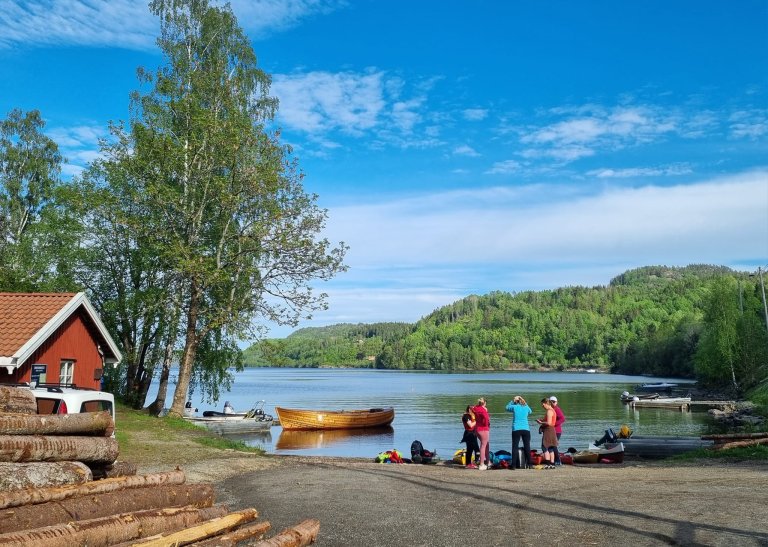 Klargjøring før jentene legger ut på padling