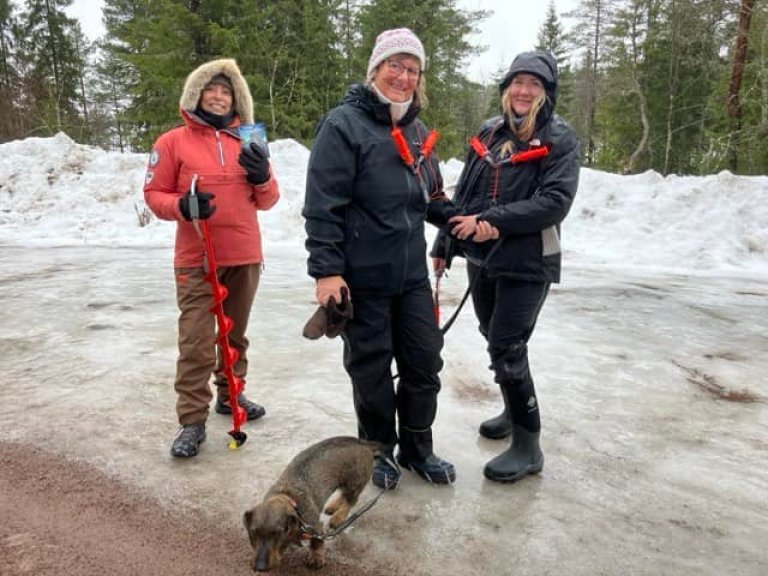 Dachsen Raya koste seg med damene på fisketur.