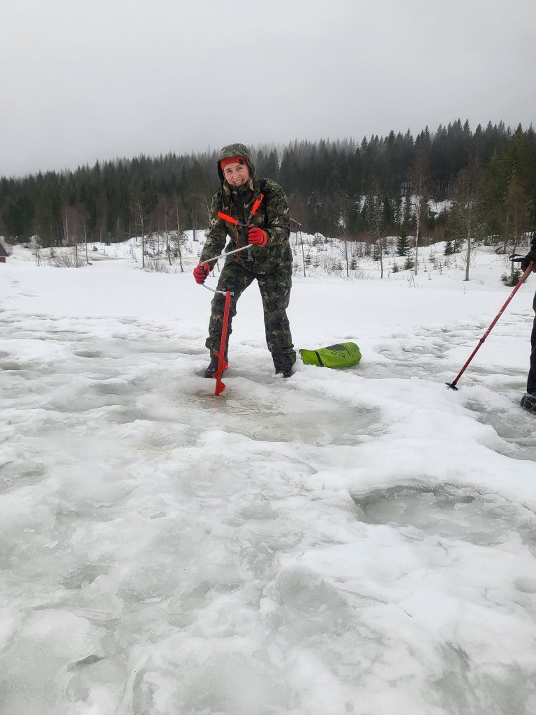 Sibylle i gang med å borre hull.