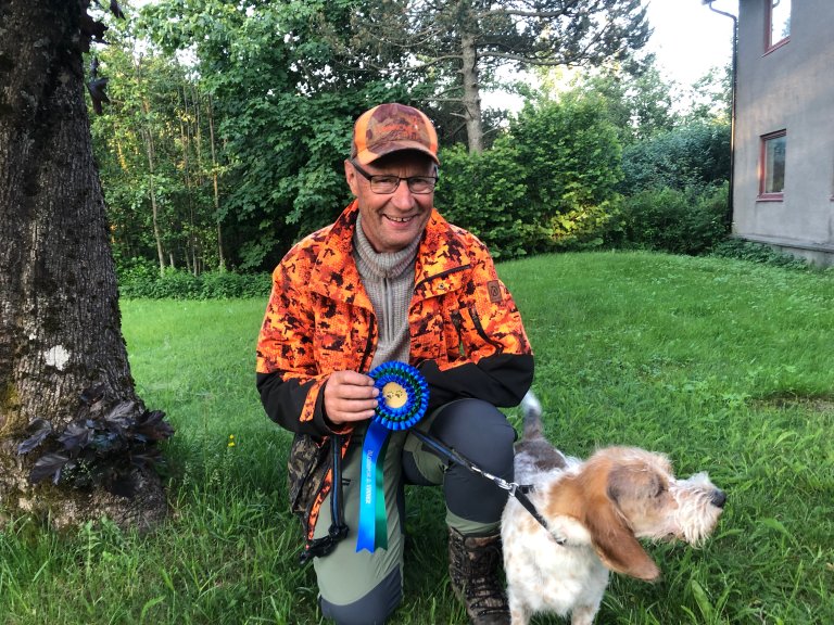 Dagens nest beste ekvipasje ble Bjørn Eftedal og basseten Olav. Olav eies datteren Eli-Ann Eftedal. Hun var for anledning på rifleskyting på Allumbanen sammen med jentegruppa, men rakk å komme på premieutdeling for å heia på pappa.