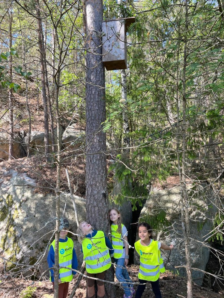 Barna fikk sette opp ei kattugle kasse