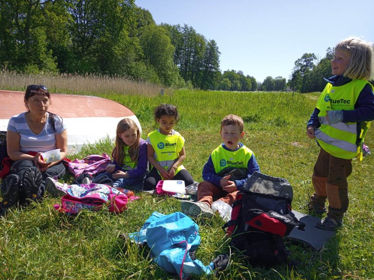 Uten mat og drikke duger helten ikke. Ikke mindre enn to ganger var det matpause.