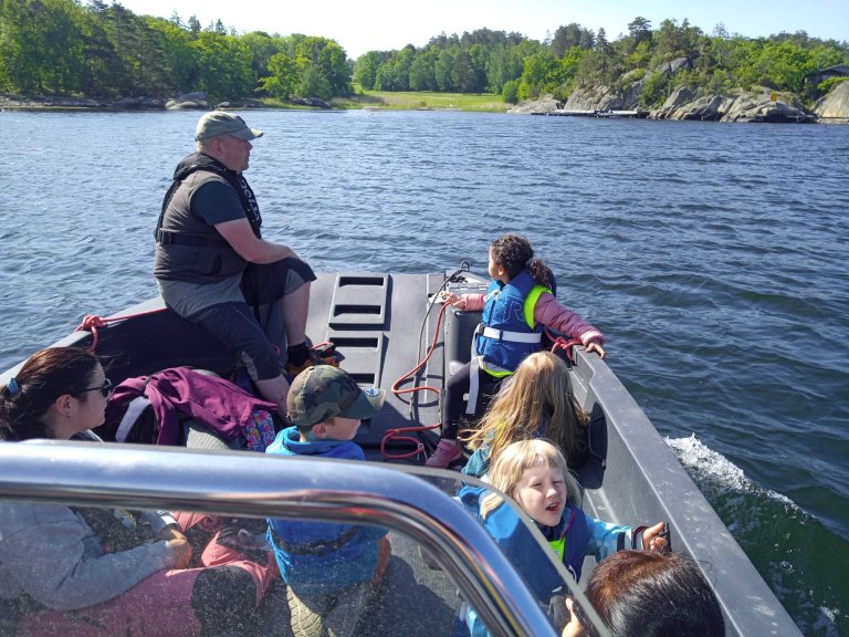 Det er godt å ha båten til ungdomsgruppa for slike aktiviteter.