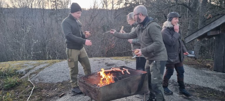 Leder i Tjølling JFF , Geir Uno Dreng, var invitert til grillingen i vår fine Gapahuk på Klaastad. Det så ut til at han kosa seg sammen med de dyktige jentene.