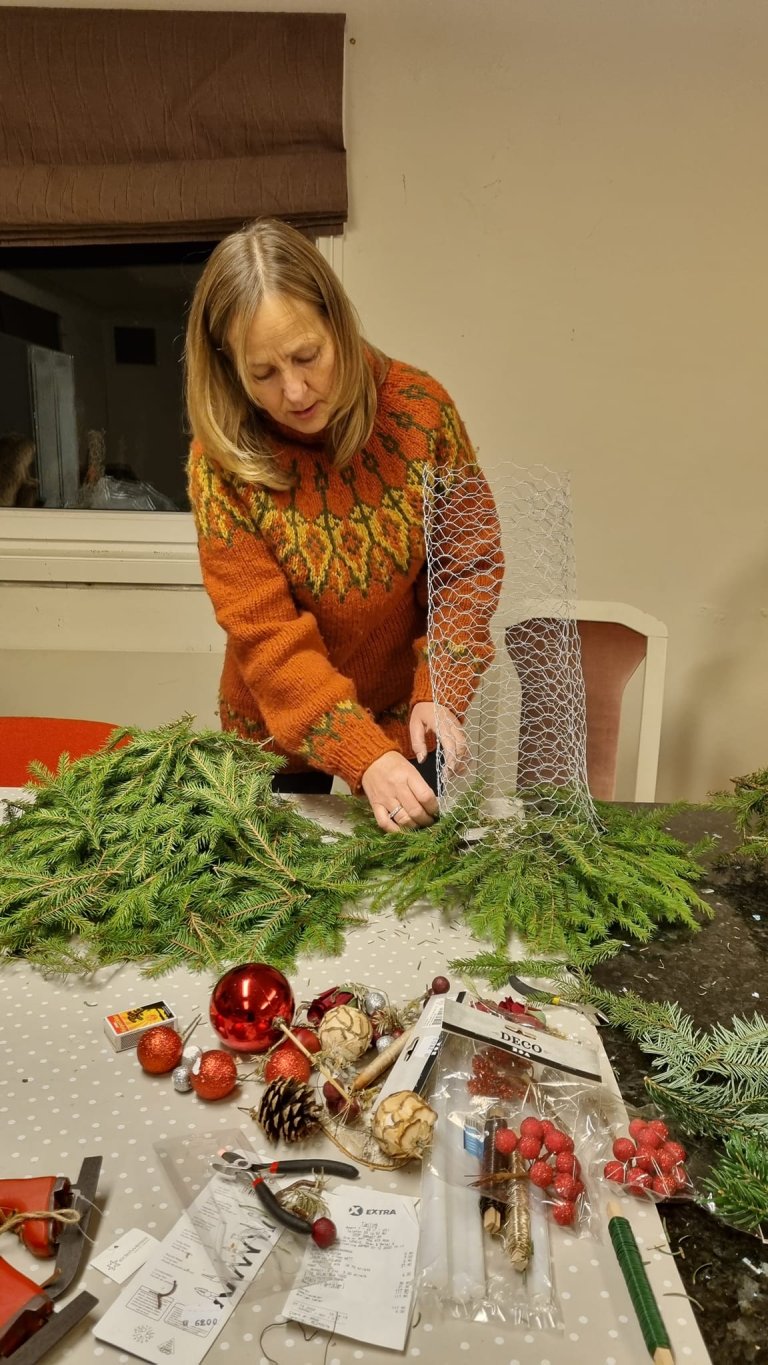 Sibylle i gang med dekorasjon