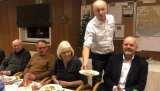 Bjørn Gramm serverer Sven Åge Henriksen
