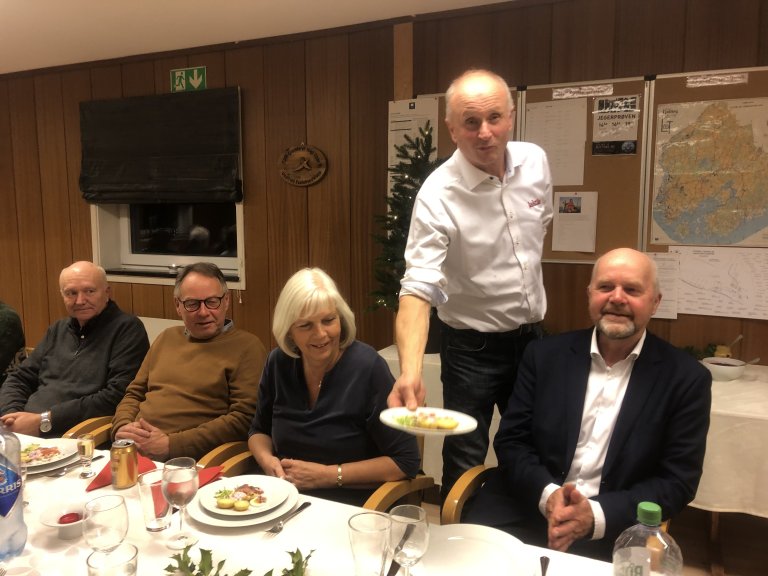 Bjørn Gramm serverer Sven Åge Henriksen