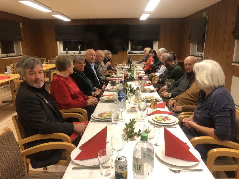 Alvorstynget forsamling da bildet ble tatt. Men skal si deg at stemningen ble meget god.