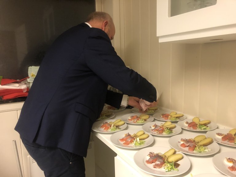 Proffen gjør rakfisken klar til servering