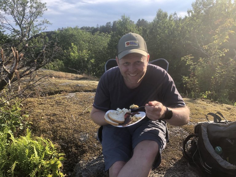 Asbjørn koser seg skikkelig med spekemat i sommervarmen