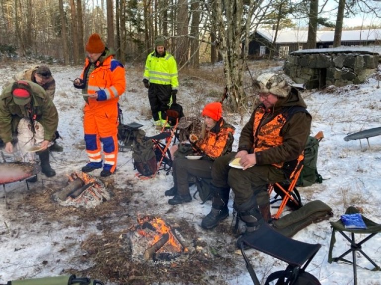 Godt å ha mange bål å varme seg rundt. Kaldt i lufta. Minus 12 grader store deler av dagen. Vi var imponerte over utholdenheten til ungdommen.