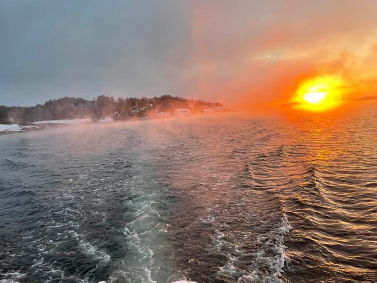 Solnedgangen i frostrøyken.