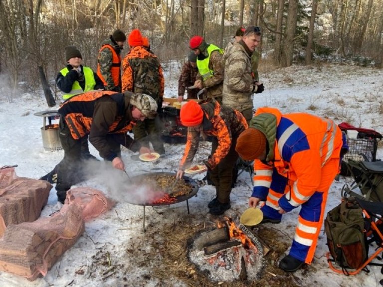 Unge og gamle bare elsket hjortetacoen. Det måtte litt rasjonering til slik at de sist innkomne jegerne skulle få smake det nydelige måltidet.