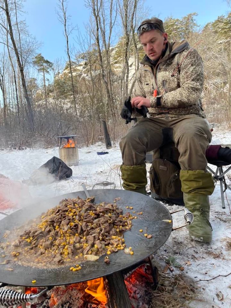 Simen har sørget for råvarene til tacoen. Dåhjort.