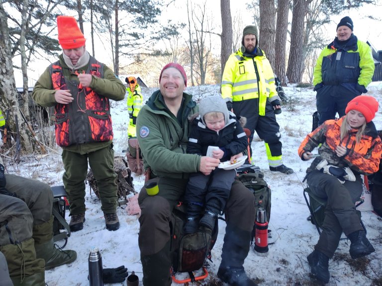 En av hundeførerne. Hele dagen hadde han denne krabaten på ryggen. Blir nok en jeger om noen år. Takk til dere som stiller opp for oss i Tjølling.