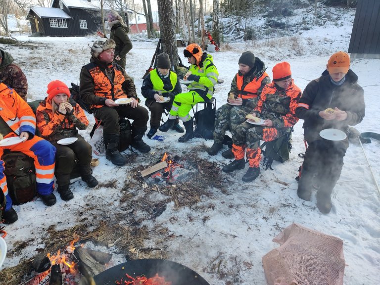 Den fine ungdommen vår med leder i ungdomsgruppa, Oscar Kjær, i sin midte.