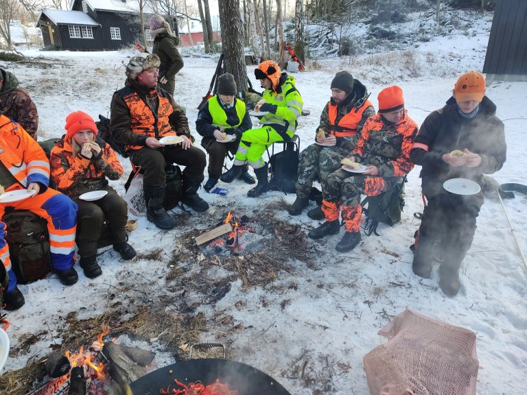 Den fine ungdommen vår med leder i ungdomsgruppa, Oscar Kjær, i sin midte.