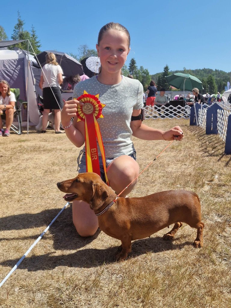 Cecilie Skalleberg er superfornøyd med både datter og hund. BIR på Snafu og Maria