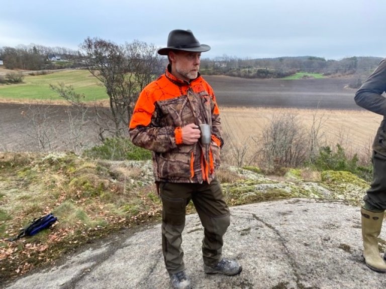 Mads Huseby Larsen med velfortjent kaffe etter at andreplassen i UK var sikret med Hendo. I følge dommer var dette en rå munsterlander.