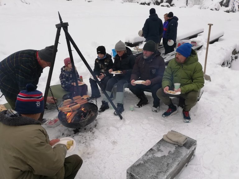 Hyggelige samtaler vet bålpanna.jpg