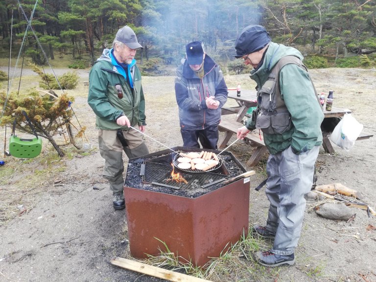 240412 Ved grillen, DAg Anders, Trygve og Erik.jpg