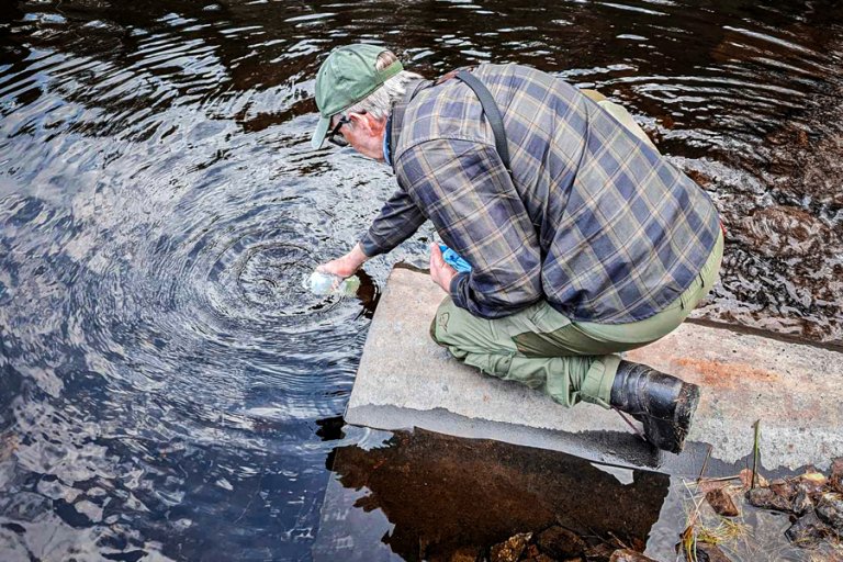 Mann fyller vannflaske for test