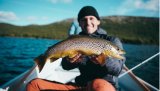 Mange har sikkert opplevd timesvis med dorging i båt med null napp, selv om forholdene er gode. Da er det tid for å ankre opp og fiske kastende fra båt.