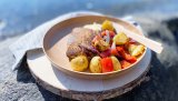 Sprøstekt gjedde med stekte grønnsaker smaker godt i sommervarmen. Denne deilige fiskeretten kan også serveres sammen med tilbehør som potetsalat, koke poteter eller en frisk salat.