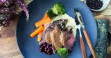 Ikke bare er reinsdyrkjøttet magert, det inneholder også et høyere innhold av vitaminer og mineraler. Reinsdyrstek med en kremet viltsaus, grønnsaker og tyttebær er et festmåltid med en herlig viltsmak.