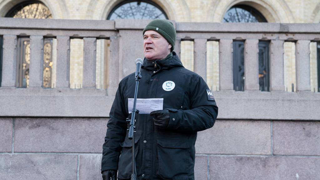 Øyvind Fjeldseth fra NJFF holdt appell for våre vernede vassdrag utenfor Stortinget.