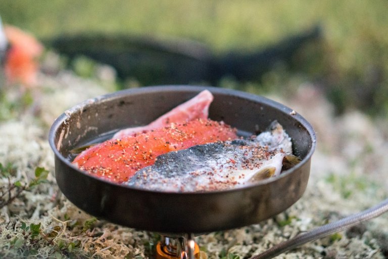 bilde av en lakseskive som er saltet og ligger i pannen