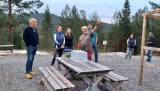 Jarle Heiland  orienterer på en av postene på den ferdigstilte haglestien.