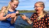Hanna Hauge og Filippa Brunsvik Sandvik var med på Fiskesommer med Smøla JFF i 2020