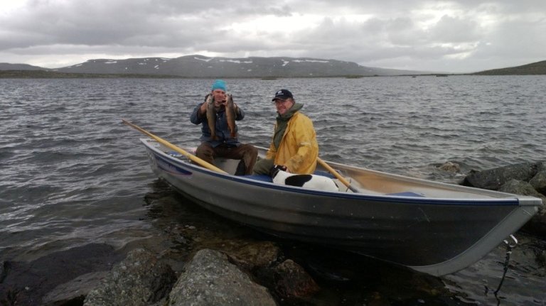 bilde av to stykker i en båt