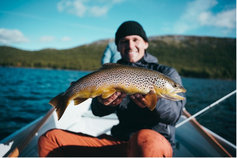 Mange har sikkert opplevd timesvis med dorging i båt med null napp, selv om forholdene er gode. Da er det tid for å ankre opp og fiske kastende fra båt.