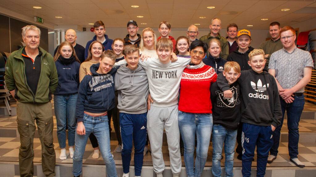 Bakerst fra venstre: Henning Løkken, Jonatan Wevang Måna, Leif Arne Furuli, Lucas Skaret, Steinar Solvang, Tommy Stormoen, Kristian Lund Vang og Ståle Samuelshaug. Fra venstre, midten: Ingrid Anna Murud, Hilde Lilletrøen, Eline Nygård, Heidi Lilletrøen, Thea Løkken, Anne Therese Bosmen, Eirik Furuli og Knut Harald Skogli. Foran fra venstre: Jan Berget, Anders Kvakkestad Flaten, Sander Gjersvold Sand, Henrik Inderberg Langodden, Vigdis Mikkelsen Ringkilen, Linus Dalvang og Asbjørn Samuelshaug. Foto: Lars Vingelsgård