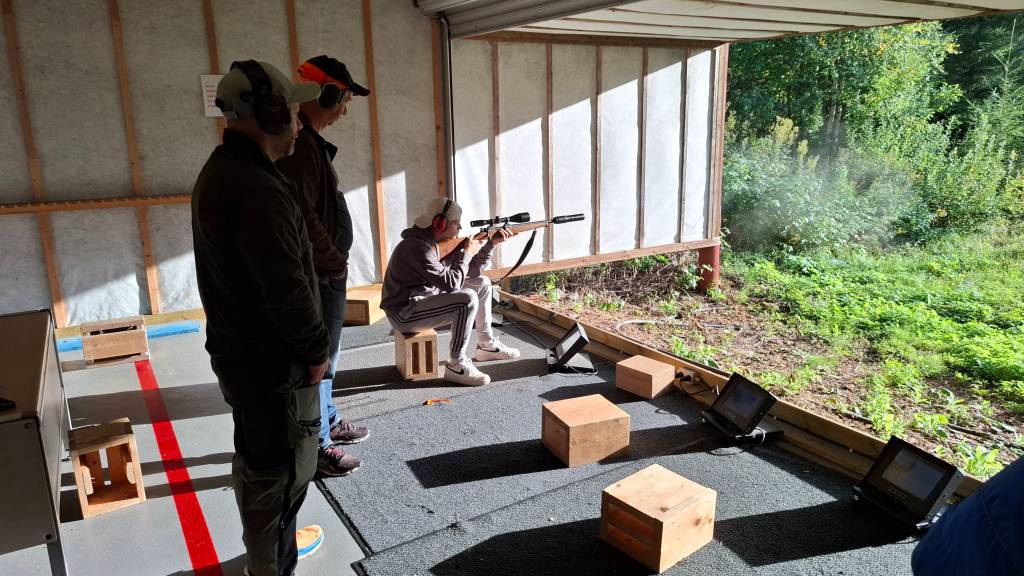 Tre generasjoner Skjærbekk på riflebana august -26: Frode, Knut og Adrian. Foto: amg