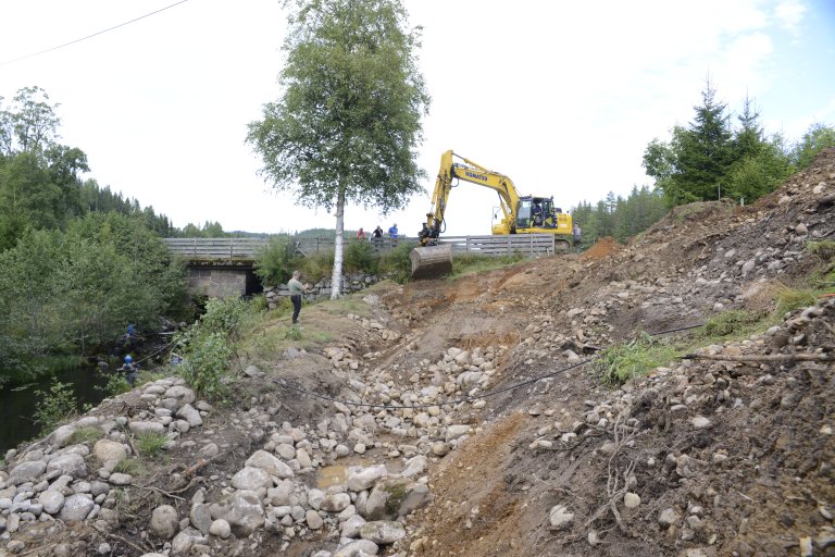 Nytt utløp th gml utløp tv 190822 OML.JPG