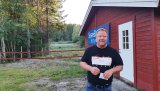 Frode Strandlie, gravemaskinføreren som har utført arbeidene på Temmen. Her foran en av banene han har utbedret; -grusing av elgbana, bevegelig mål. Foto AMG