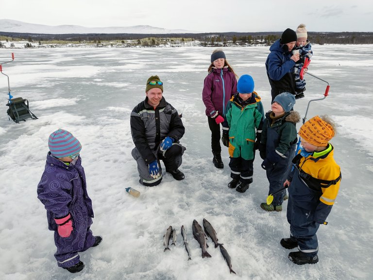 Bilde av noen av de som møtte opp på isfiskedagen